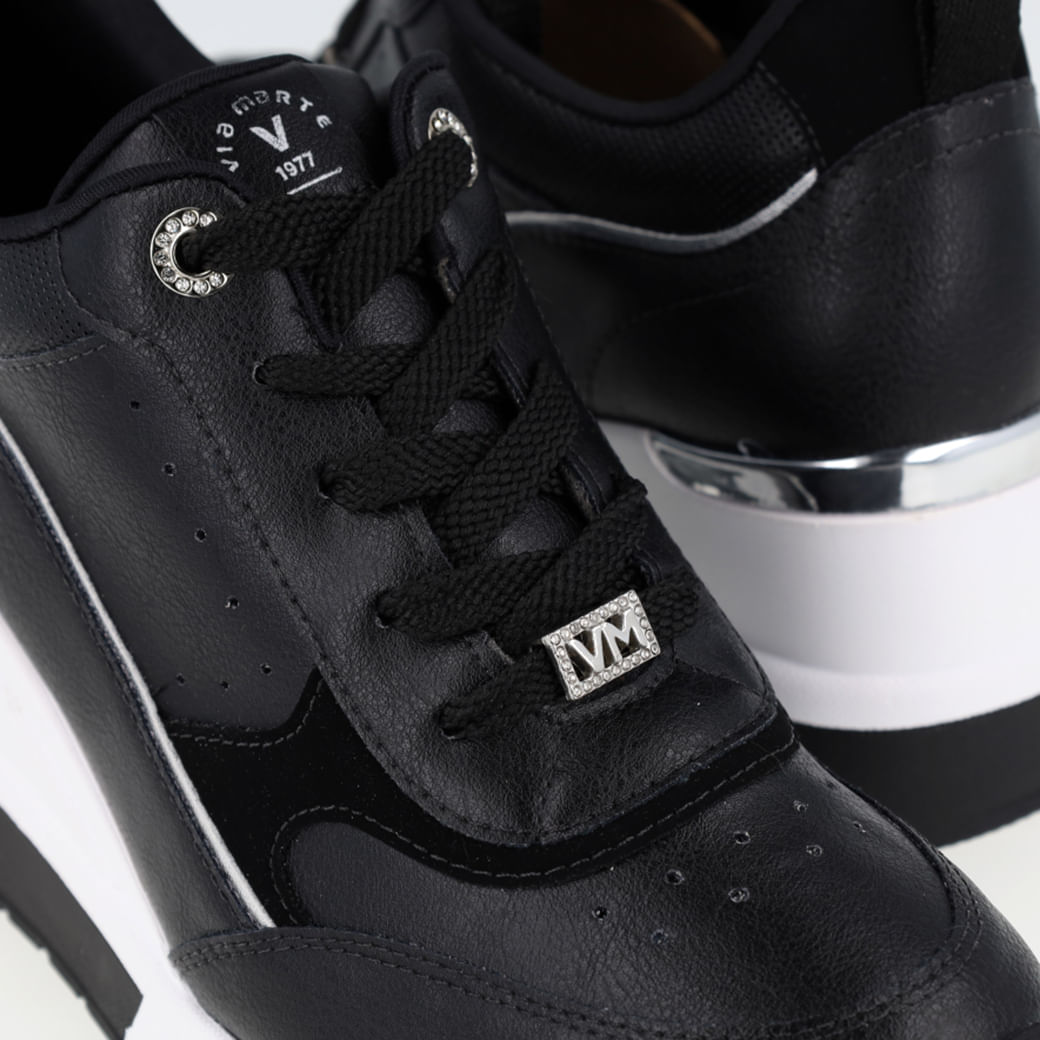Tênis casual feminino Via Marte preto vista lateral para ajuste